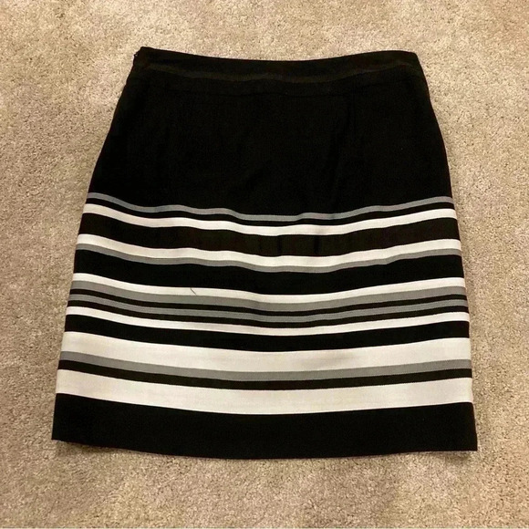 White House Black Market Mini Skirt Sz. 0 Black White Striped - Picture 4 of 7